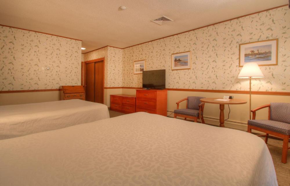 Queen Room with Two Queen Beds and Garden View interior